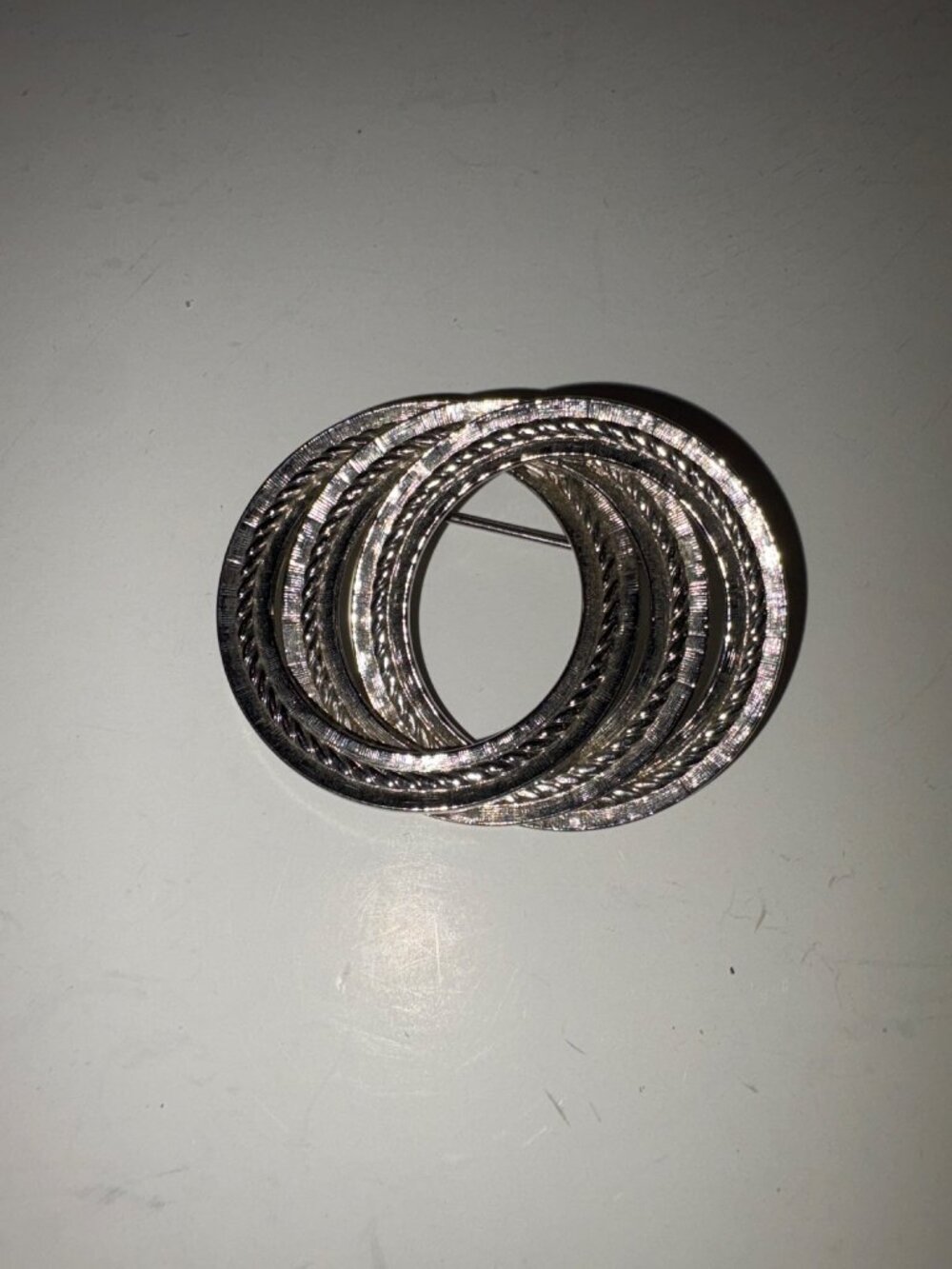 Retro Silver-Tone Interlocking Oval Brooch Pin With Textured Pattern – Vintage J